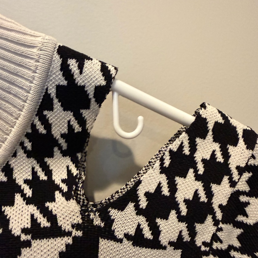 💋Year of Ours Black‎ and White Off-the-Shoulder Sweater 161 - Picture 3 of 5